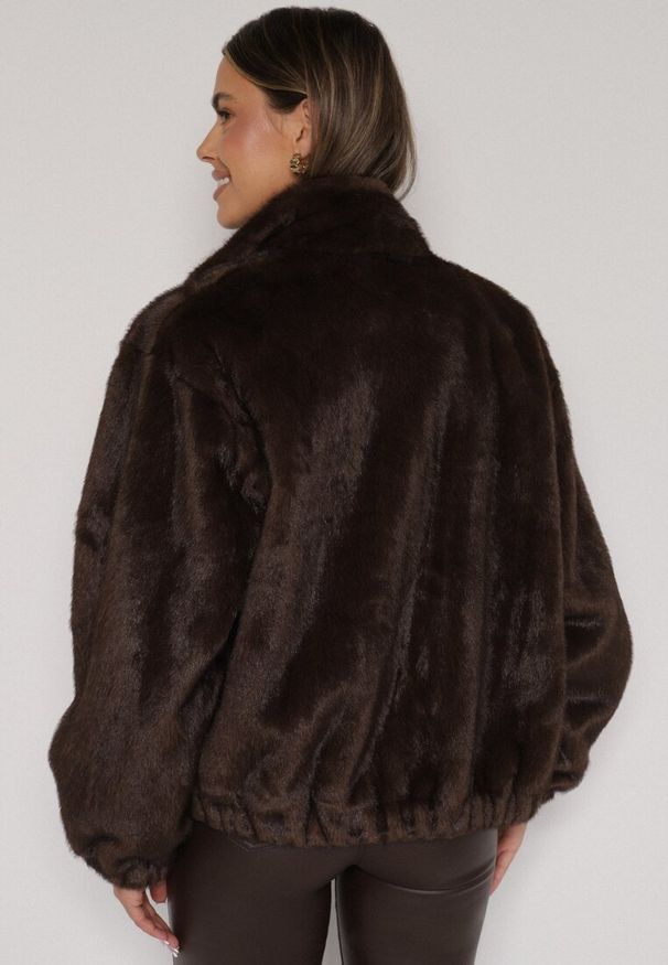 Born2be - Brązowa Kurtka Futerko o Kroju Bomberki z Kieszeniami Tiwedara. Okazja: na co dzień. Typ kołnierza: kołnierzyk stójkowy. Kolor: brązowy. Materiał: futro. Styl: elegancki, casual