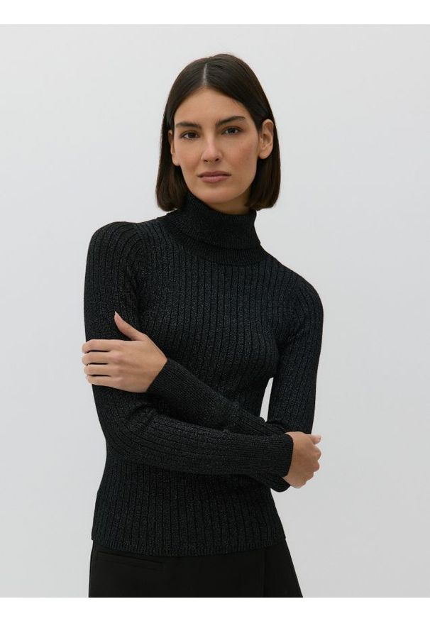 Reserved - Błyszczący golf - czarny. Typ kołnierza: golf. Kolor: czarny. Materiał: dzianina