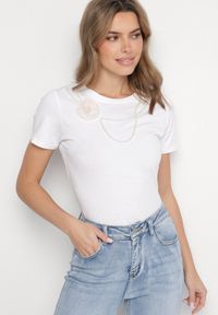 Born2be - Biały Bawełniany T-shirt Ozdobione Kwiatem 3D i Perełkami Sanoriela. Okazja: na co dzień. Kolor: biały. Materiał: bawełna. Wzór: aplikacja, kwiaty. Styl: casual