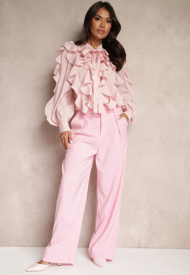 Renee - Różowa Koszula Zdobiona Falbanami i Wiązaniem przy Szyi Ravissa. Okazja: na co dzień. Kolor: różowy. Wzór: aplikacja. Sezon: wiosna, lato. Styl: casual, elegancki