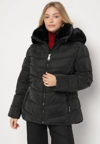 Born2be - Czarna Taliowana Kurtka z Pikowanymi Przeszyciami i Kapturem z Futrem Acindria. Okazja: na co dzień. Kolekcja: plus size. Kolor: czarny. Materiał: futro. Styl: casual