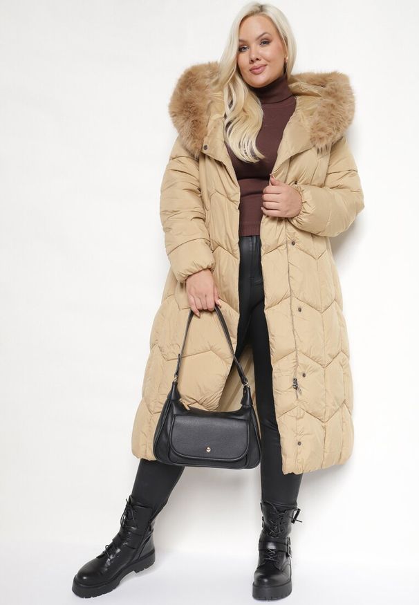 Born2be - Jasnobeżowa Zimowa Kurtka Pikowana z Kapturem z Odpinanym Futrem i Wiązanym Paskiem Kalirra. Typ kołnierza: kaptur. Kolekcja: plus size. Kolor: beżowy. Materiał: futro. Długość rękawa: długi rękaw. Długość: długie. Sezon: zima. Styl: klasyczny, elegancki