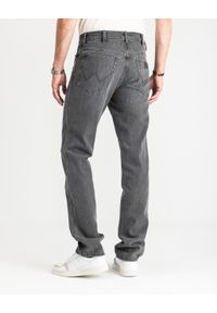 Wrangler - WRANGLER TEXAS MĘSKIE SPODNIE JEANSOWE DUSTY GRANITE W121P416N 112126173. Okazja: na spotkanie biznesowe. Styl: biznesowy, elegancki #4