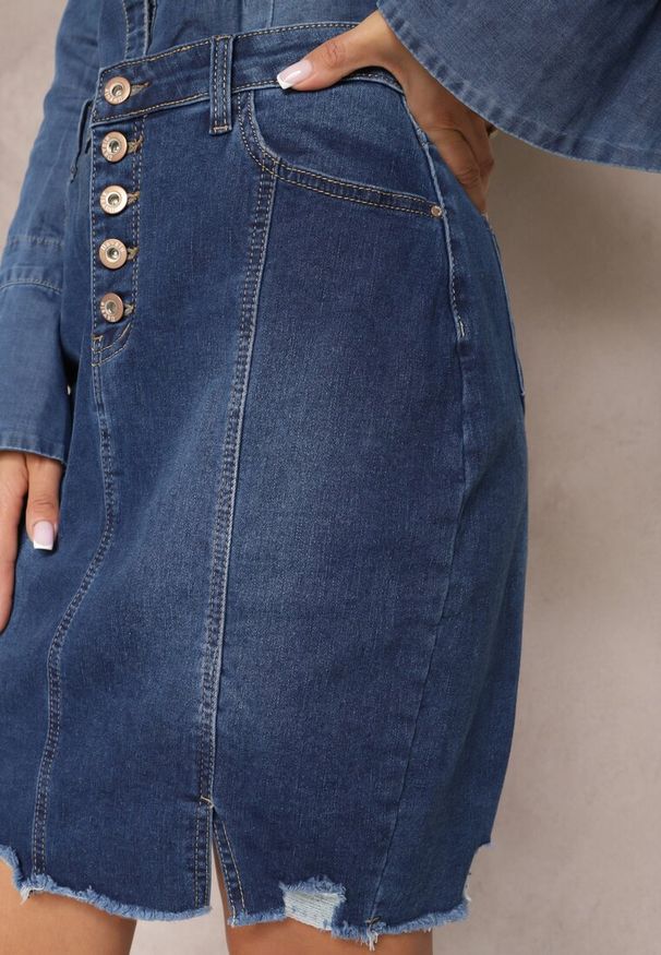 Renee - Niebieska Jeansowa Spódnica Mini z Guzikami Karandi. Kolor: niebieski. Materiał: jeans
