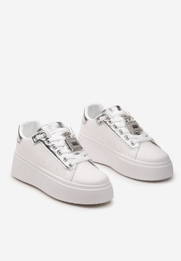 Renee - Biało-Srebrne Sneakersy z Metaliczną Zawieszką na Sznurówkach Ozdobioną Cyrkoniami Edosa. Okazja: na spacer. Kolor: biały. Wzór: aplikacja. Sport: turystyka piesza