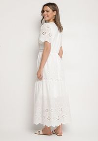 Born2be - Biała Bawełniana Sukienka Boho o Rozkloszowanym Kroju Zdobiona Haftem Efrissea. Okazja: na imprezę. Typ kołnierza: dekolt w serek. Kolor: biały. Materiał: bawełna. Długość rękawa: krótki rękaw. Wzór: aplikacja, haft. Sezon: lato. Styl: boho #4