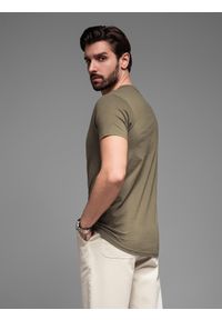 Ombre Clothing - Męska klasyczna bawełniana koszulka z dekoltem w serek BASIC - ciemnooliwkowa V6. Typ kołnierza: dekolt w serek. Kolor: oliwkowy. Materiał: bawełna. Styl: klasyczny #6