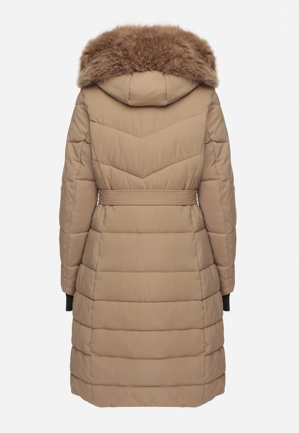 Born2be - Ciemnobeżowa Kurtka o Długim Fasonie z Paskiem i Odpinanym Futerkiem Delathra. Okazja: na co dzień, do pracy. Kolor: beżowy. Materiał: futro. Długość: długie. Styl: klasyczny, casual, elegancki