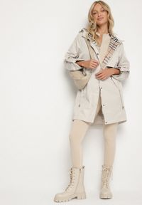 Born2be - Beżowa Kurtka Parka z Kapturem ze Wzorem w Kratę i Podpinanymi Rękawami Gavaria. Okazja: na co dzień, na spotkanie biznesowe. Typ kołnierza: kaptur. Kolor: beżowy. Materiał: jeans. Styl: biznesowy, casual, elegancki, klasyczny #3