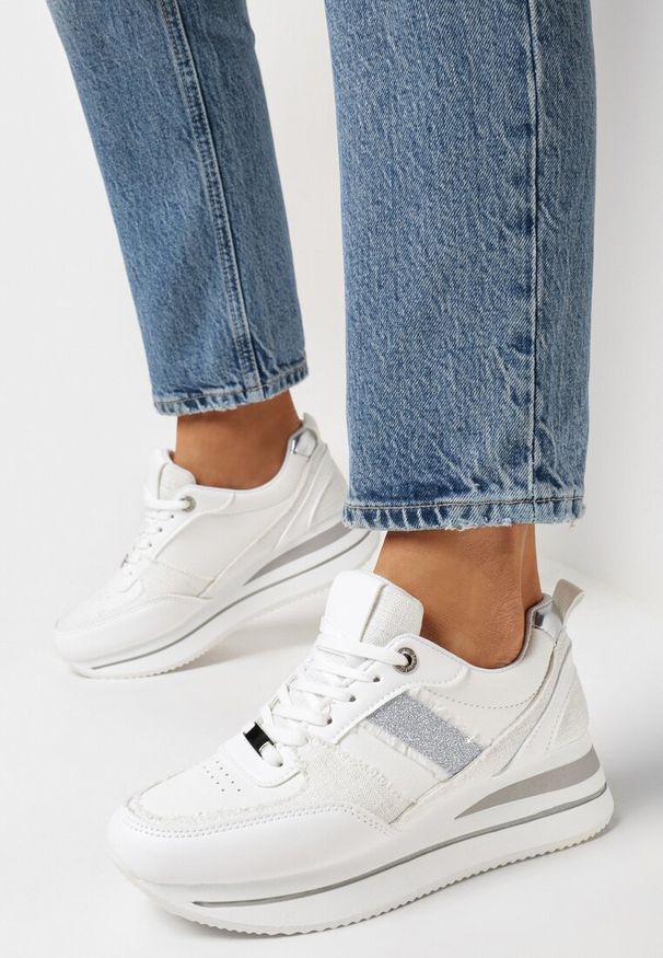Born2be - Biało-Srebrne Sneakersy na Grubej Podeszwie z Materiałowymi Wstawkami i Brokatem Omifa. Kolor: biały. Materiał: materiał. Wzór: aplikacja