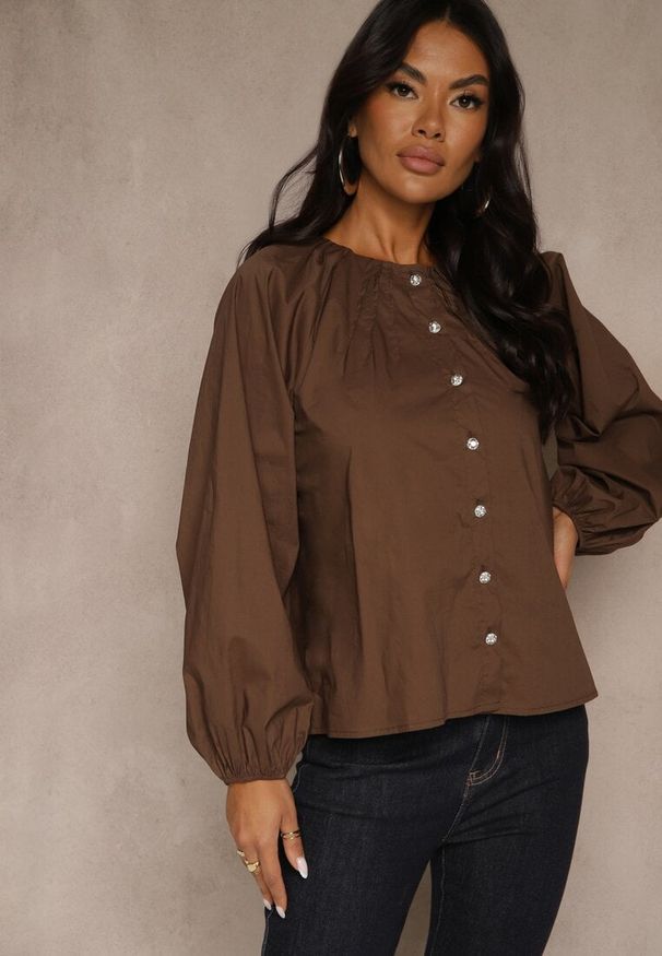Renee - Brązowa Bawełniana Koszula Ozdobiona Marszczeniem i Guzikami z Cyrkoniami Zenana. Okazja: na co dzień. Kolor: brązowy. Materiał: bawełna. Wzór: aplikacja. Styl: casual, elegancki