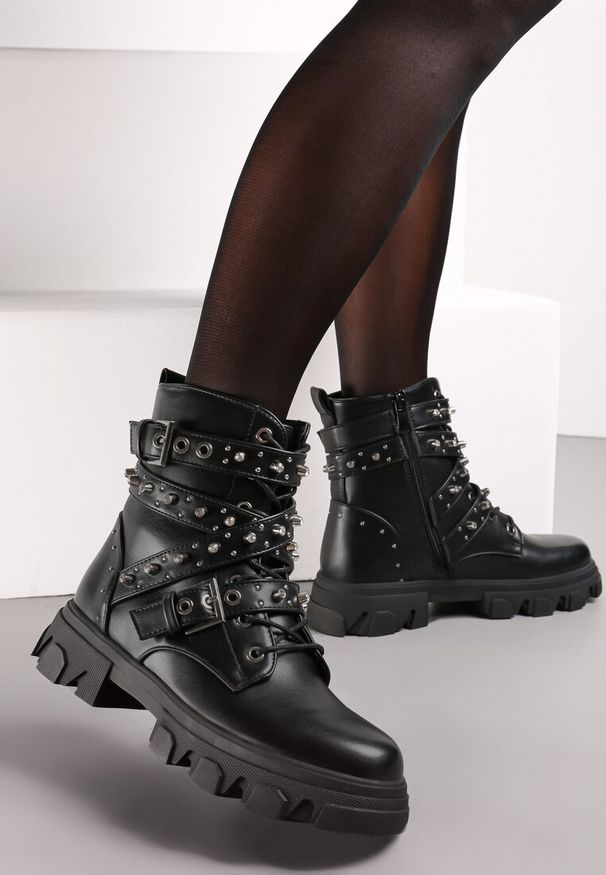 Renee - Czarne Rockowe Botki Workery Ozdobione Ćwiekami i Klamrami Domilla. Zapięcie: klamry. Kolor: czarny. Wzór: aplikacja. Styl: rockowy