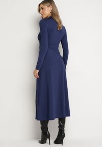 Born2be - Granatowa Sukienka z Półgolfem Taliowana z Rozcięciem na Boku Sailea. Okazja: na co dzień. Kolor: niebieski. Długość rękawa: długi rękaw. Styl: klasyczny, casual, elegancki #4