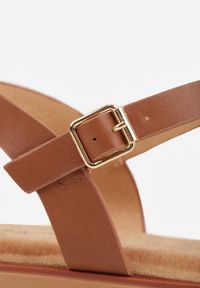 Renee - Brązowe Sandały VICES w Stylu Basic z Paskiem z Klamerką Loretha. Okazja: na co dzień. Zapięcie: pasek. Kolor: brązowy. Styl: casual, street #8