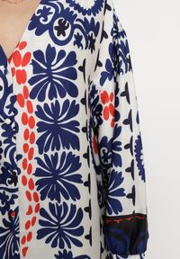 Born2be - Niebieska Satynowa Sukienka Pudełkowa z Rustykalnym Wzorem Xallilena. Kolor: niebieski. Materiał: satyna. Styl: elegancki #6