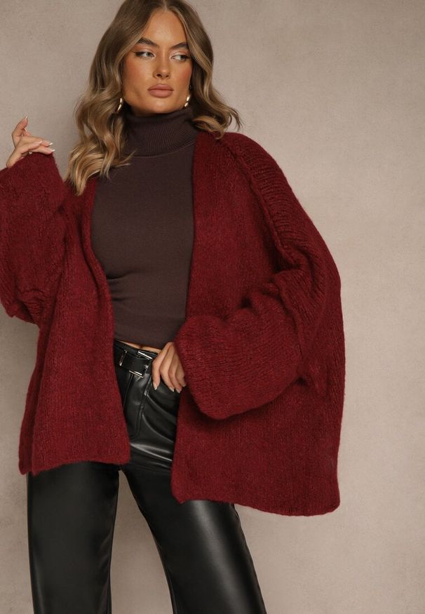 Renee - Bordowy Niezapinany Kardigan Nietoperzowy z Dodatkiem Wełny i Wiskozy Rallidia. Kolor: czerwony. Materiał: wiskoza, wełna. Wzór: gładki