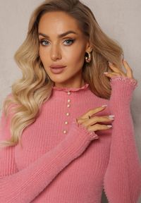 Renee - Ciemnoróżowy Wełniany Golf na Perłowe Guziki z Ozdobną Koronką Hejsunna. Typ kołnierza: golf. Kolor: różowy. Materiał: koronka, wełna. Długość rękawa: długi rękaw. Długość: długie. Wzór: koronka #5