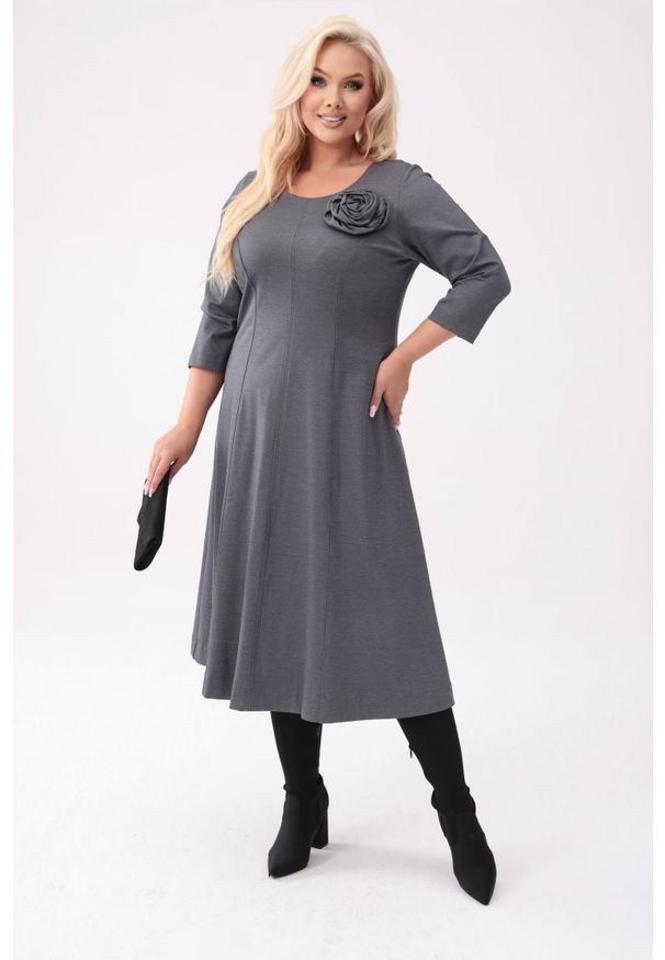 Moda Size Plus Iwanek - Sukienka Eliza w odcieniach szarości - klasyczna elegancja z nowoczesnym akcentem PLUS SIZE XXL OVERSIZE. Okazja: na co dzień. Kolekcja: plus size. Materiał: skóra, wiskoza, tkanina, nylon, materiał. Wzór: kwiaty. Typ sukienki: oversize, dla puszystych. Styl: klasyczny