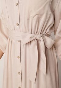 Born2be - Jasnobeżowa Bawełniana Sukienka Koszulowa w Stylu Safari z Wiązanym Paskiem Atusea. Okazja: na co dzień. Typ kołnierza: typu klepsydra. Kolor: beżowy. Materiał: bawełna. Typ sukienki: koszulowe. Styl: casual, elegancki #8