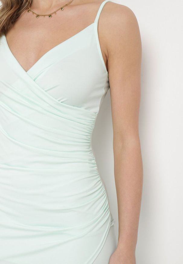 Born2be - Jasnozielona Dopasowana Sukienka z Marszczeniem Callienne. Kolor: zielony. Długość rękawa: na ramiączkach. Typ sukienki: kopertowe. Długość: maxi