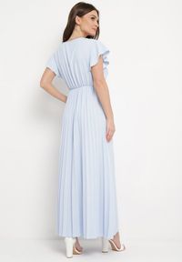 Born2be - Jasnoniebieska Sukienka Maxi Plisowana z Kopertową Górą Rozkloszowany Fason Anelea. Okazja: na imprezę, na randkę. Kolor: niebieski. Typ sukienki: kopertowe, rozkloszowane. Długość: maxi #4