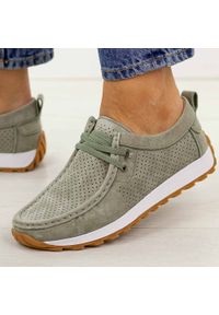 Zielone skórzane mokasyny damskie Jezzi 9772. Okazja: na spacer, na co dzień. Nosek buta: okrągły. Zapięcie: bez zapięcia. Kolor: zielony. Szerokość cholewki: normalna. Wzór: ażurowy. Materiał: zamsz, skóra. Sezon: wiosna, jesień, lato. Styl: casual, elegancki, klasyczny #1