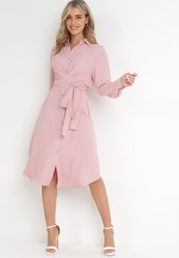 Born2be - Różowa Koszulowa Sukienka Midi z Guzikami i Materiałowym Paskiem Tetenai. Okazja: na co dzień. Kolor: różowy. Materiał: materiał. Typ sukienki: koszulowe. Styl: casual. Długość: midi #4