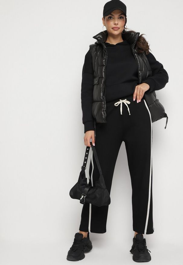 Born2be - Czarne Szerokie Spodnie z Dodatkiem Wiskozy z Wysokim Stanem i Paskiem Lulula. Okazja: na co dzień. Stan: podwyższony. Kolor: czarny. Materiał: wiskoza. Styl: casual, elegancki