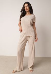 Born2be - Beżowa Bluzka na Krótki Rękaw z Plisowanej Tkaniny Undirea. Okazja: do pracy, na co dzień. Kolor: beżowy. Materiał: tkanina. Długość rękawa: krótki rękaw. Długość: krótkie. Styl: elegancki, klasyczny, casual #8