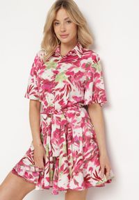 Born2be - Różowa Sukienka z Krótkim Rękawem Zapinana na Guziki z Materiałowym Paskiem i Falbanką Timaooni. Okazja: na co dzień. Kolor: różowy. Materiał: materiał. Długość rękawa: krótki rękaw. Sezon: wiosna, lato. Typ sukienki: rozkloszowane. Styl: wizytowy, casual #1
