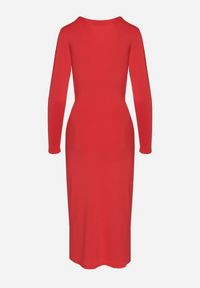 Born2be - Czerwona Sukienka Taliowana z Kopertowymi Dekoltem i Metaliczną Aplikacją Ninolira. Kolor: czerwony. Długość rękawa: długi rękaw. Wzór: aplikacja. Typ sukienki: kopertowe #5