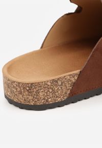 Born2be - Ciemnobrązowe Klapki z Ozdobnym Paskiem i Klamrą Calevelis. Nosek buta: okrągły. Kolor: brązowy. Materiał: jeans. Obcas: na obcasie. Styl: elegancki, klasyczny. Wysokość obcasa: średni #5