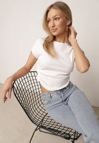 Born2be - Biały Bawełniany T-shirt w Prążki o Dopasowanym Kroju z Marszczeniem Cherita. Okazja: na co dzień. Kolor: biały. Materiał: bawełna. Wzór: prążki. Styl: sportowy, casual #8