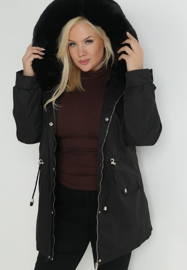 Born2be - Czarna Kurtka Parka Nylonowa Deseyi. Okazja: na spacer. Kolekcja: plus size. Kolor: czarny. Materiał: nylon. Sezon: zima. Styl: klasyczny, elegancki
