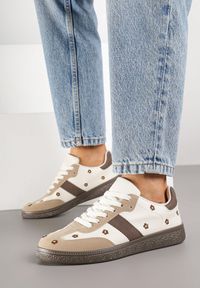 Born2be - Beżowe Sneakersy Typu Tenisówki z Kwiatkami Reisare. Okazja: na co dzień. Kolor: beżowy. Materiał: jeans. Wzór: kwiaty
