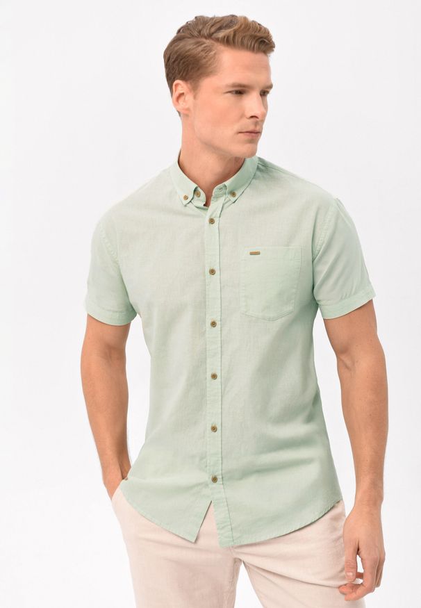 Volcano - Koszula z lnem, Regular Fit, C-LIN. Typ kołnierza: button down. Kolor: zielony. Materiał: len. Długość rękawa: krótki rękaw. Długość: krótkie