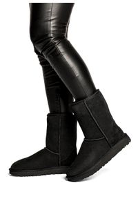 Ugg - Buty zimowe damskie UGG W Classic Mini Short II (1016223-BLK). Okazja: na plażę. Kolor: czarny. Materiał: materiał. Sezon: zima. Styl: młodzieżowy #3