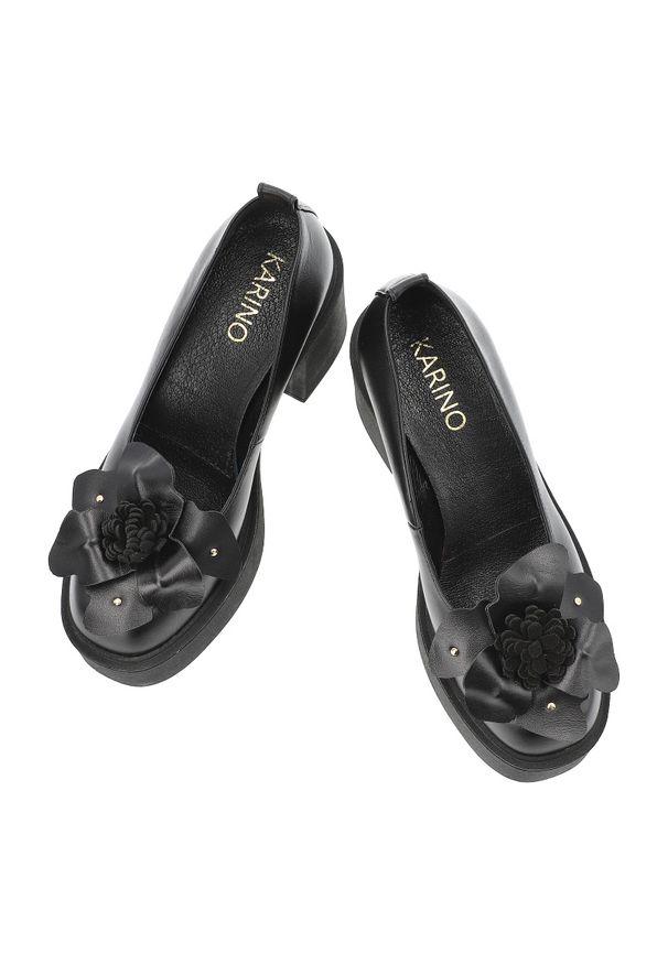 Czarne Półbuty Karino Eleganckie Obuwie Damskie Na Obcasie. Okazja: na co dzień. Kolor: czarny. Materiał: skóra, jeans. Wzór: kwiaty. Obcas: na obcasie. Styl: elegancki. Wysokość obcasa: średni