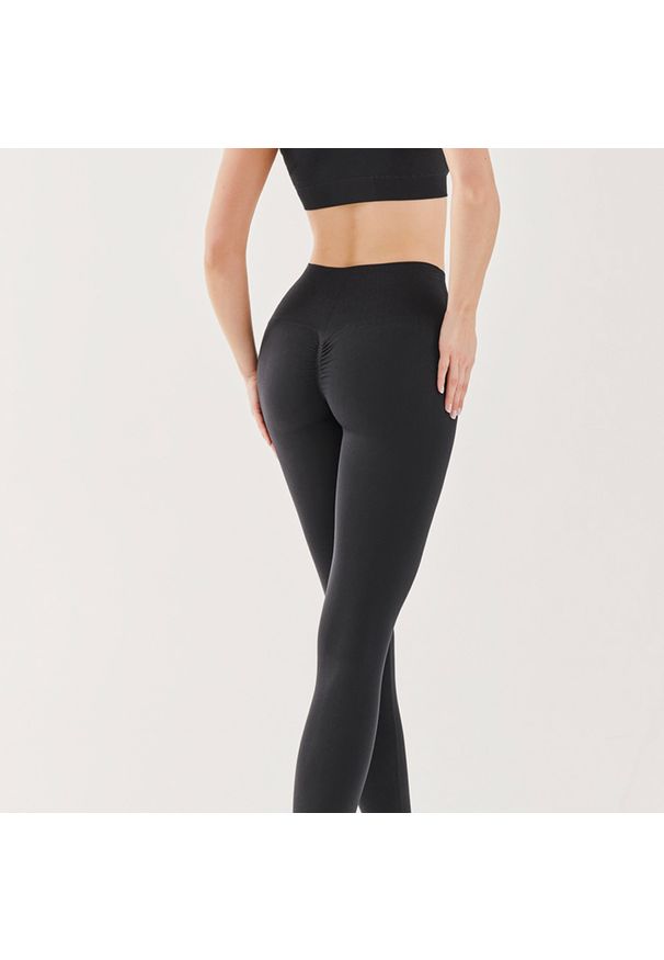 Czarne bezszwowe legginsy Leggins Shape Gabriella efekt pushup. Okazja: na co dzień. Stan: podwyższony. Kolor: czarny. Materiał: tkanina, skóra, dzianina, materiał, poliamid, elastan. Długość: krótkie. Wzór: gładki. Styl: casual
