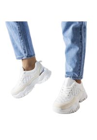 Inna Białe sneakersy ze srebrną wstawką Esquibel. Okazja: na co dzień. Nosek buta: okrągły. Kolor: biały. Materiał: guma. Obcas: na obcasie. Wysokość obcasa: średni
