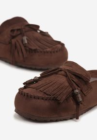 Born2be - Ciemnobrązowe Klapki z Frędzlami i Kokardą Narialla. Okazja: na spacer, na co dzień. Kolor: brązowy. Sezon: lato. Styl: casual #3