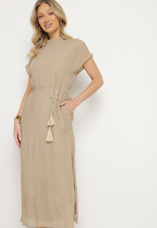 Born2be - Beżowa Sukienka Pudełkowa Ozdobiona Wiązaniem Napelira. Okazja: na co dzień. Kolor: beżowy. Materiał: jeans. Wzór: aplikacja. Styl: klasyczny, casual, elegancki
