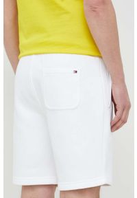 TOMMY HILFIGER - Tommy Hilfiger szorty męskie kolor biały. Okazja: na co dzień. Kolor: biały. Materiał: dzianina. Wzór: gładki. Styl: casual #4