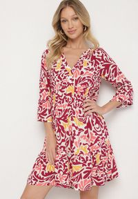 Born2be - Żółto-Bordowa Wiskozowa Rozkloszowana Sukienka z Abstrakcyjnym Wzorem Liracalia. Okazja: na co dzień. Kolor: żółty. Materiał: wiskoza. Styl: casual, elegancki #1