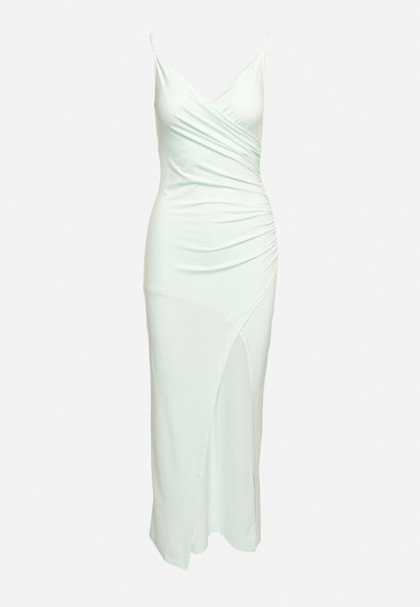 Born2be - Jasnozielona Dopasowana Sukienka z Marszczeniem Callienne. Kolor: zielony. Długość rękawa: na ramiączkach. Typ sukienki: kopertowe. Długość: maxi