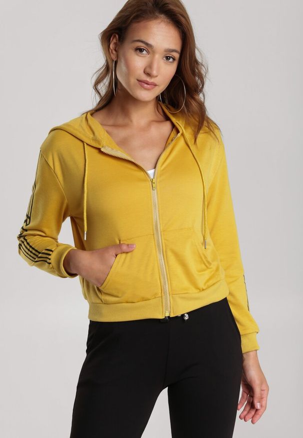 Renee - Żółta Bluza Rhenelaeno. Typ kołnierza: kaptur. Kolor: żółty. Długość: długie. Wzór: nadruk, napisy. Styl: klasyczny