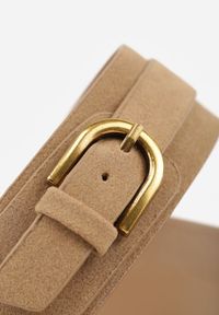 Renee - Ciemnobeżowe Klapki Ozdobione Metalicznymi Klamrami Zelivra. Kolor: beżowy. Wzór: aplikacja. Sezon: lato. Styl: elegancki, boho #8