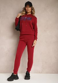 Renee - Bordowy Ocieplany Komplet Dresowy Bawełniany Spodnie Joggery i Bluza Zdobiona Nadrukiem Filoira. Kolor: czerwony. Materiał: dresówka, bawełna. Wzór: aplikacja, nadruk #4