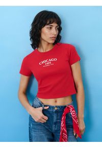 Sinsay - Prążkowana koszulka z napisem - czerwony. Kolor: czerwony. Materiał: prążkowany. Wzór: napisy #1