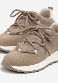 Born2be - Ciemnobeżowe Sneakersy z Naturalnego Zamszu ze Skórzaną Wkładką Dolittea. Okazja: na co dzień, na spacer. Kolor: beżowy. Materiał: zamsz, skóra. Wzór: aplikacja. Sport: turystyka piesza #6